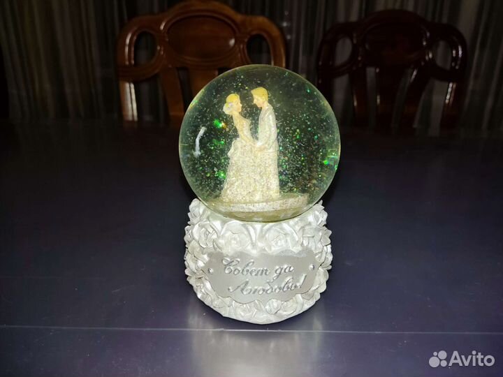 Стеклянный шар со снегом