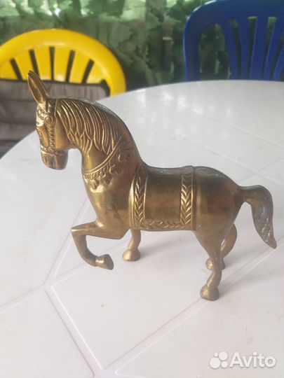 Статуэтка конь