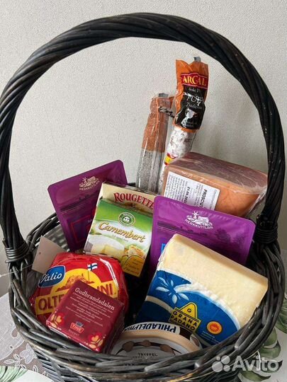Корзина с деликатесами