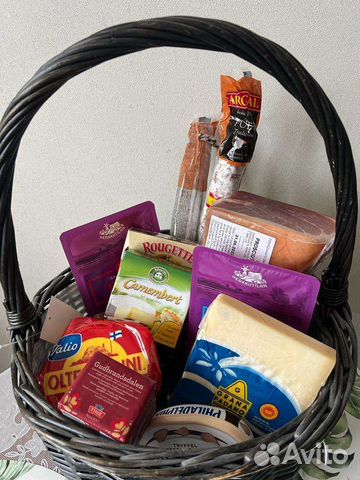 Корзина с деликатесами