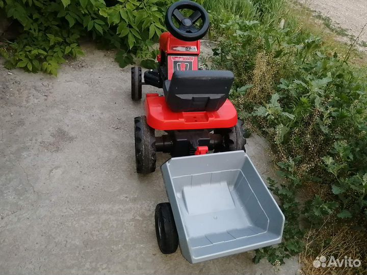 Детский трактор с педалями и кузовом