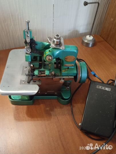 Швейная машинка оверлок