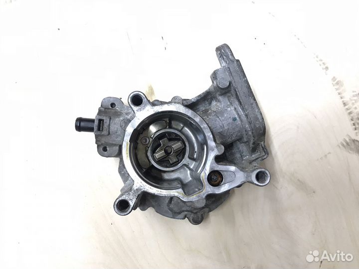 Вакуумный насос Passat B7