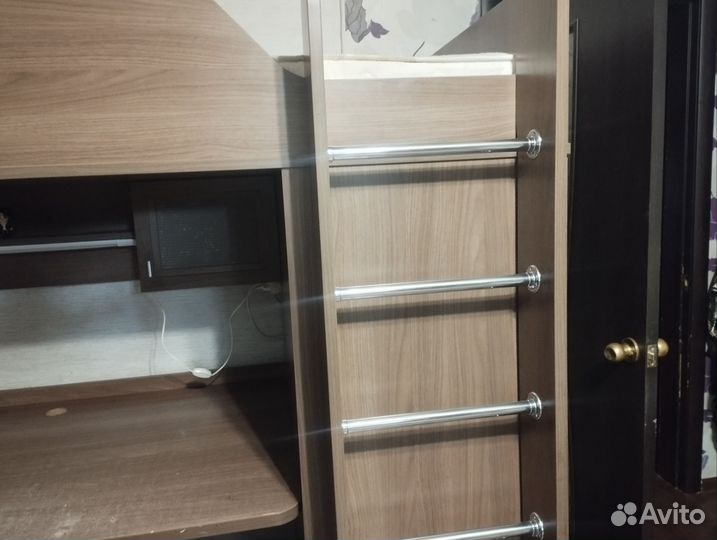 Письменный стол с кроватью и шкафом lazurit