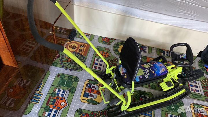 Детский снегокат со спинкой и колесами