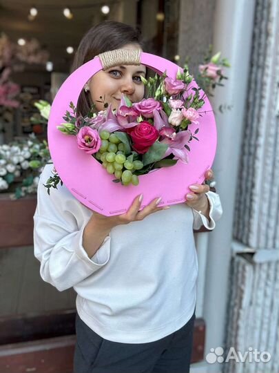 Букет из клубники с цветами