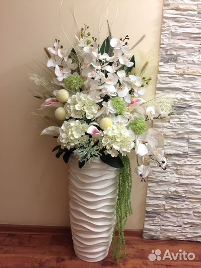 Напольная ваза с орхидеями и гортензией