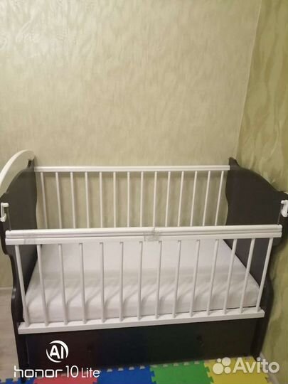 Детская кроватка с маятником