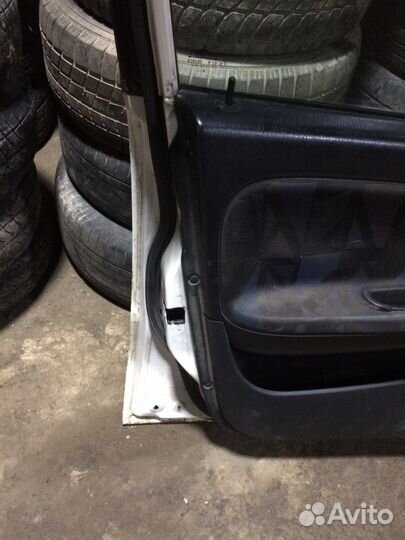 Дверь передняя левая Mitsubishi Carisma 1999