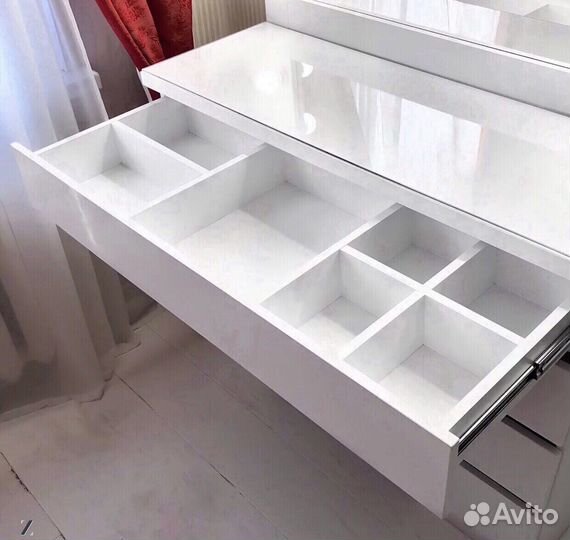 Гримерный столик визажиста с гримерным зеркалом