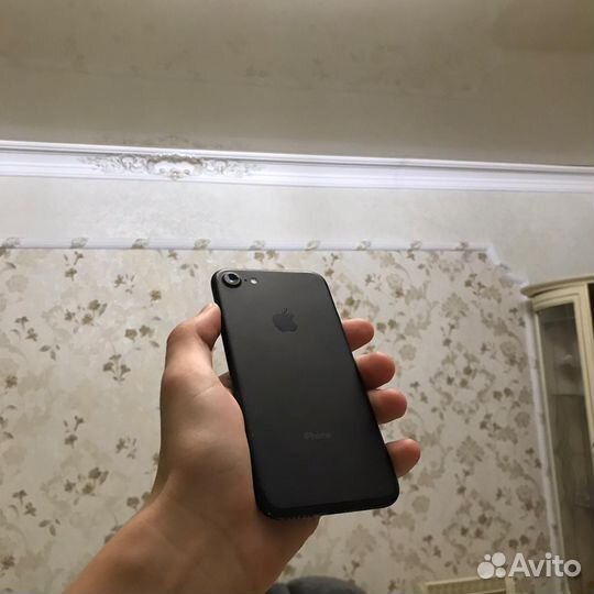 Телефон iPhone 7