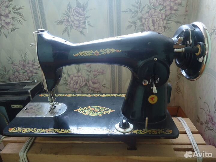 Швейная машинка с тумбой