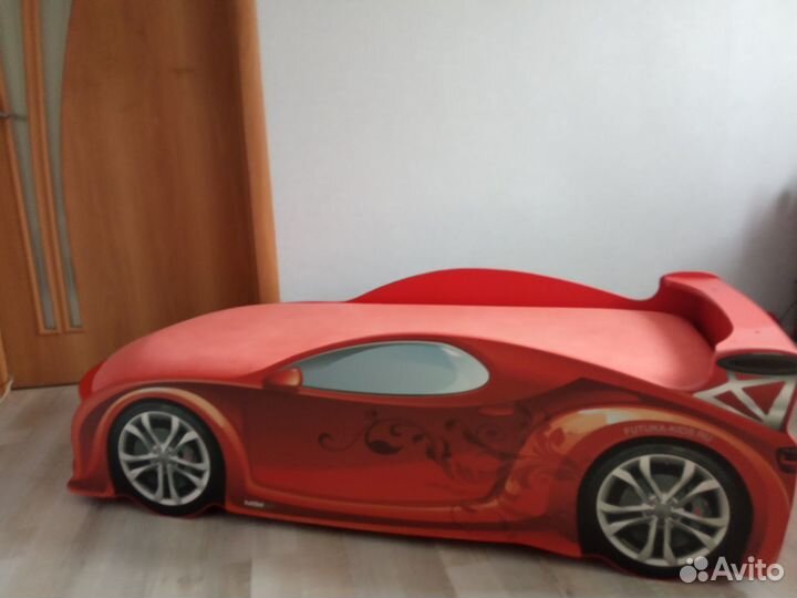 Детская кровать машинка с матрасом бу