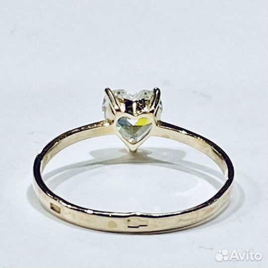 Золотое кольцо с камнем