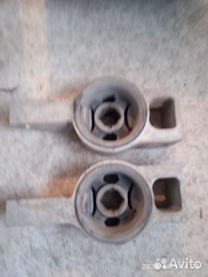 Сайлентблок задний передних рычагов на Шкоду Окт