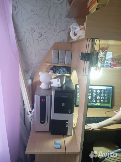 Детская кровать чердак со столом и шкафом