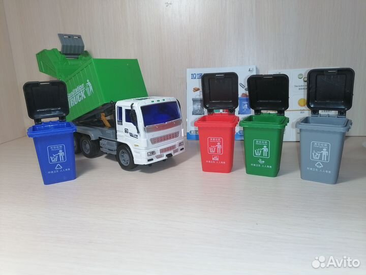 Машинка-мусоровоз с контейнерами для отходов новая