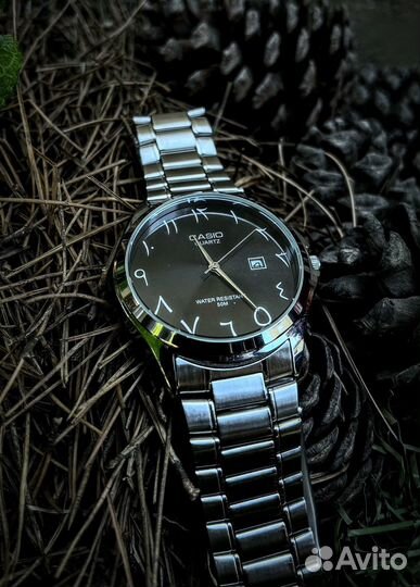 Часы с арабским циферблатом