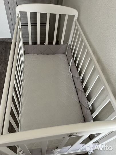 Детская кроватка с поперечным маятником