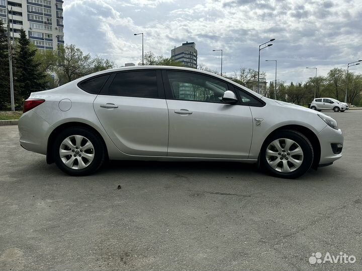 Opel Astra 1.6 МТ, 2014, битый, 135 000 км