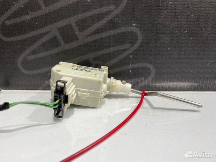 Замок лючка бензобака Audi A6 C5 ASN 2002