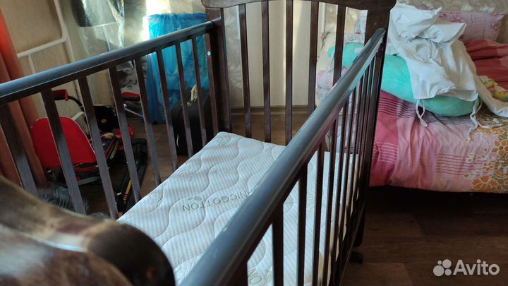 Детская кроватка с маятником и ящиком