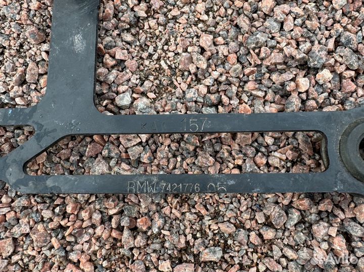 BMW Кронштейн радиатора 51647421776