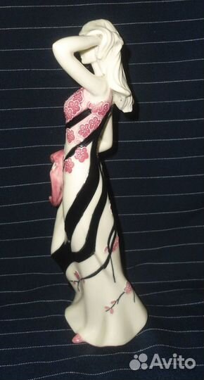 Девушка в платье Сакура,фарфор Pavone Италия