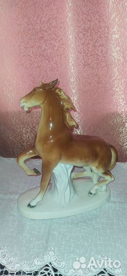 Фарфоровая статуэтка 