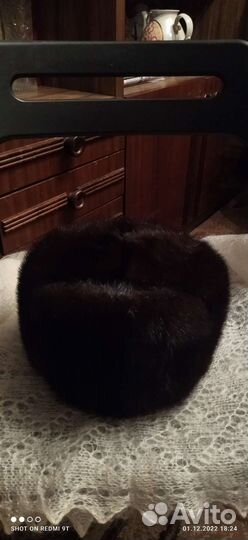 Мужская шапка и женская