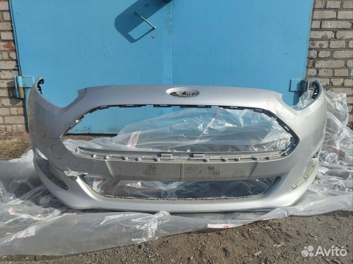 Передний бампер Ford Fiesta mk6 2015 оригинал