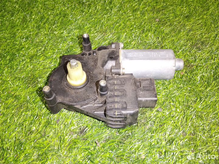 Моторчик стеклоподъёмника левый Ауди а4 б5