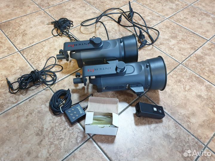 Комплект студийного импульсного света Interfit 300