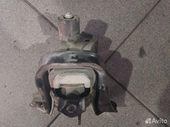 Подушка двигателя правая на тойоту Функарго