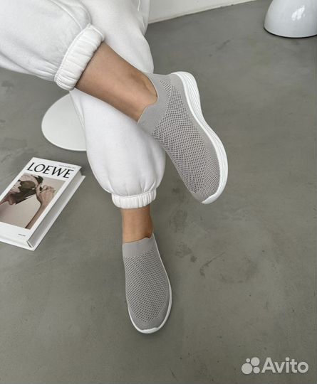 Кроссовки женские новые