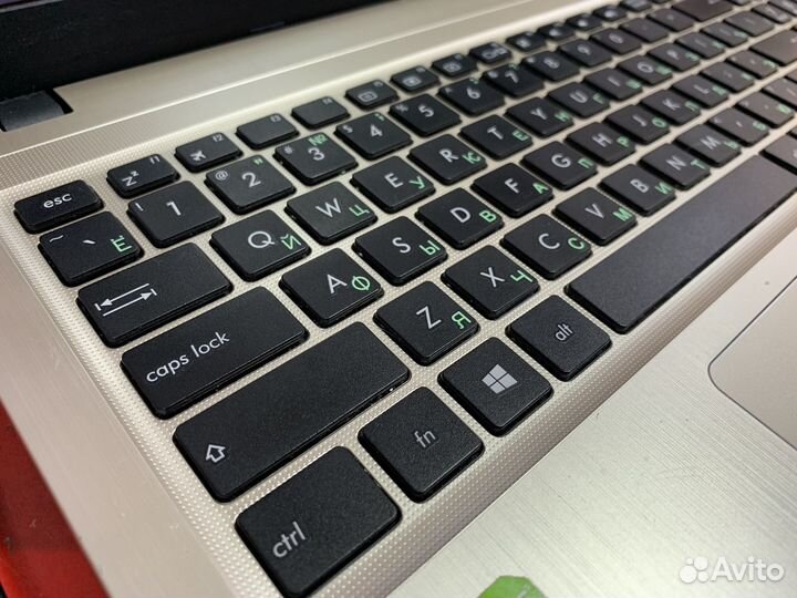 Asus i3-5005U OZU8 HDD1000 HD920M t03