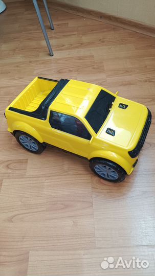 Игрушечная машина