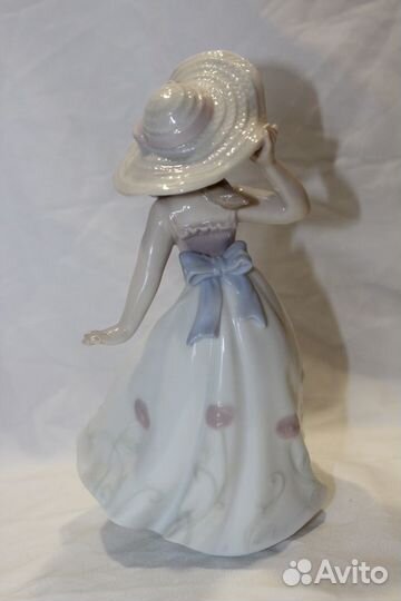 Фигурка фарфоровая 
