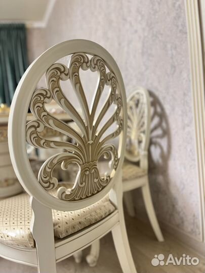 Стол и стулья