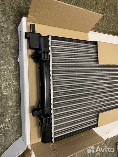 Радиатор охлаждения Volkswagen Polo