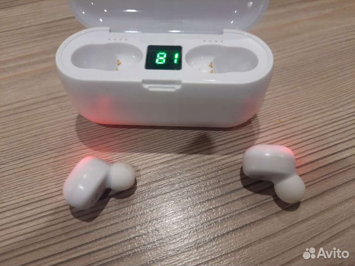 Наушник блютуз с табло заряда