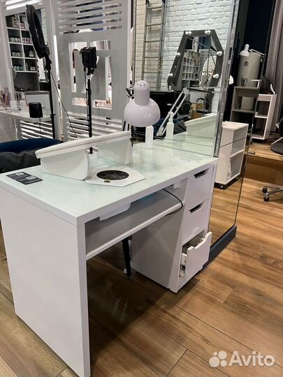 Маникюрный стол