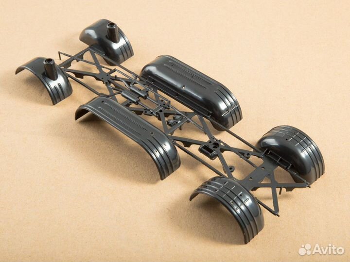 Сборная модель Луна-М 9П113 на шасси зил-135лм