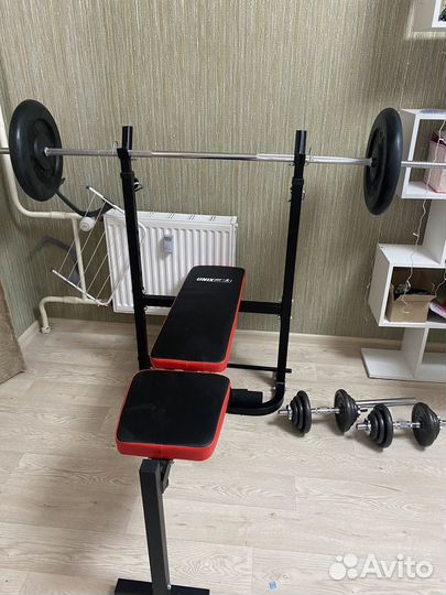 Скамья для жима вместе с грифом и гантелями