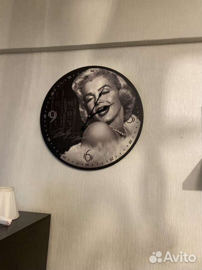 Часы и картина