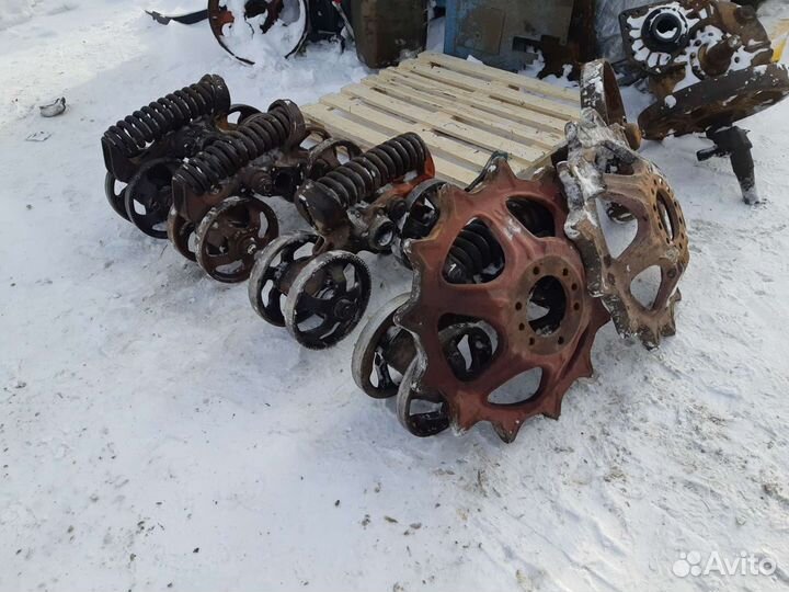 Коленось направляющего колеса на Дт-75