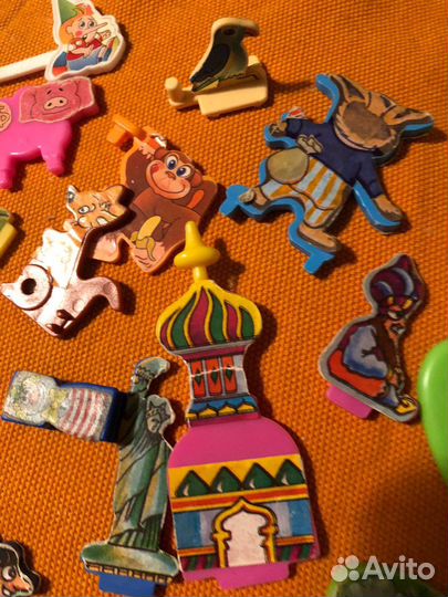 Россыпь плоских коллекций киндер