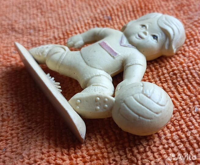 Игрушка СССР. Пластик. Мальчик футболист