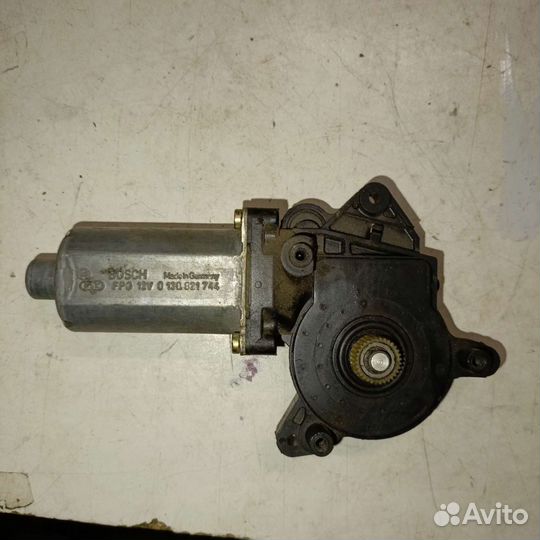 Задний левый моторчик стеклоподъёмника Toyota Aven