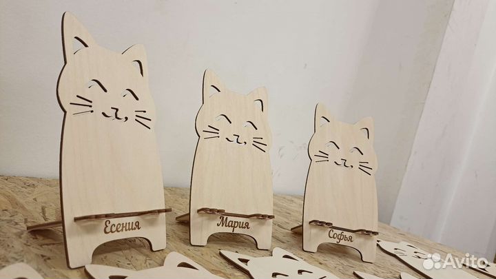 Подставка для телефона из дерева резная